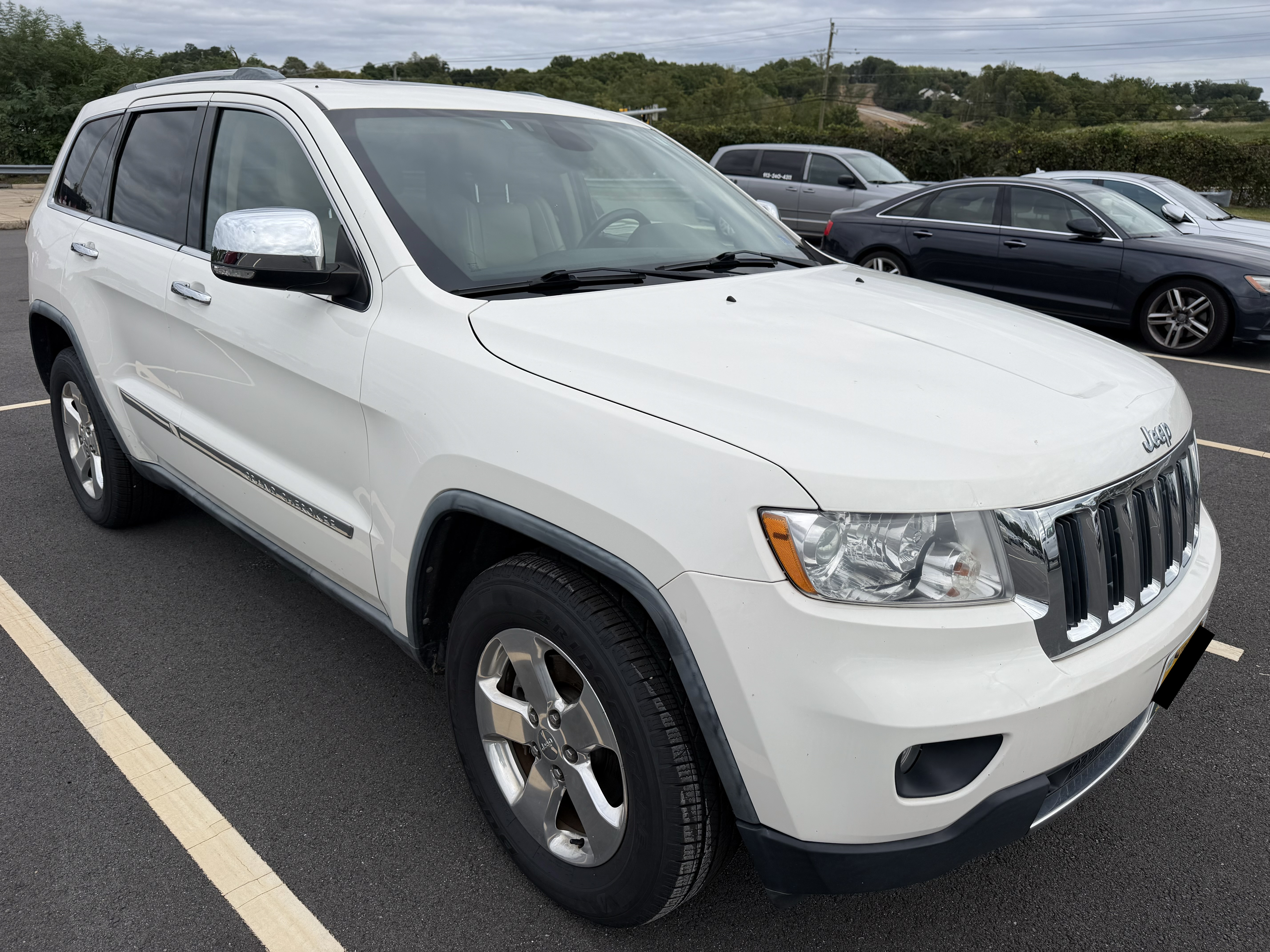 Used 2011 Jeep Grand Cherokee Limited w/ Trailer Tow Group RWD image 2