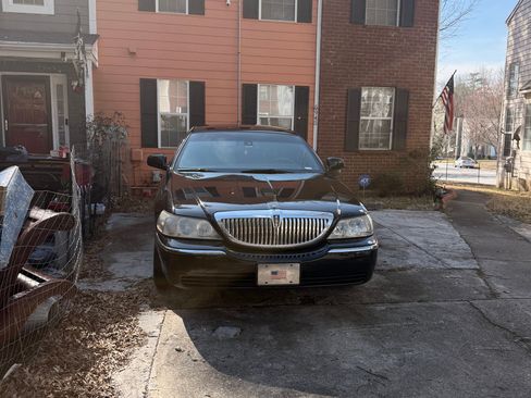 Used 2011 Lincoln Town Car Signature Limited image 2