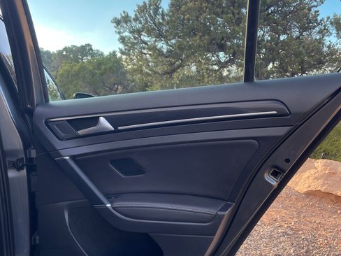 Used 2019 Volkswagen Golf 4-Door image 14