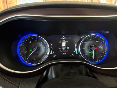 Used 2018 Chrysler Pacifica Limited w/ Tire & Wheel Group image 13