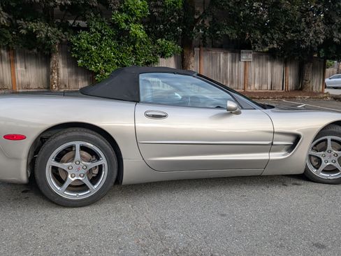 Used 2000 Chevrolet Corvette Convertible w/ Memory Pkg image 11