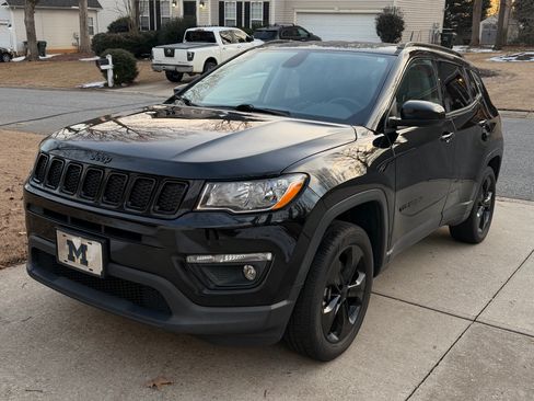 Used 2018 Jeep Compass Latitude image 2