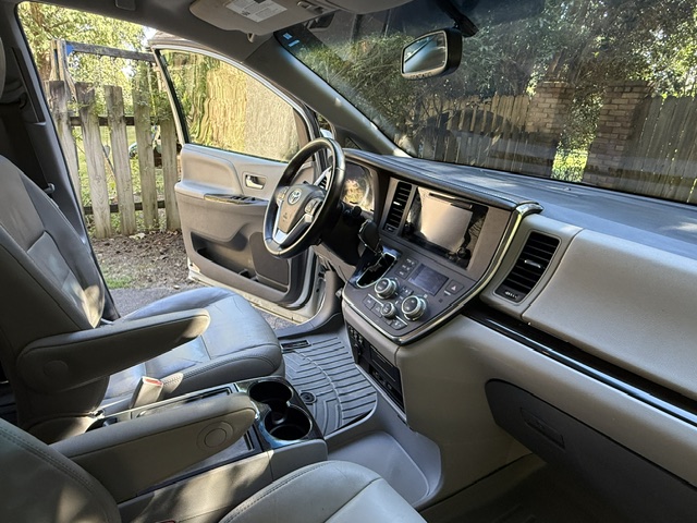 Used 2017 Toyota Sienna XLE Premium FWD image 9
