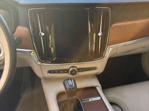 Used 2018 Volvo S90 T6 Inscription w/ Convenience Package image 19