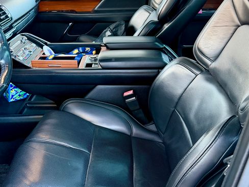 Used 2018 Lincoln Navigator Select w/ Technology Package RWD image 10