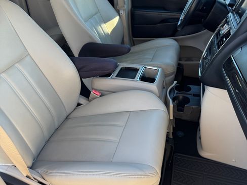 Used 2014 Chrysler Town & Country Touring w/ Driver Convenience Group image 14