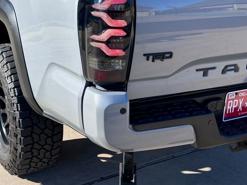 Used 2018 Toyota Tacoma TRD Off-Road image 5