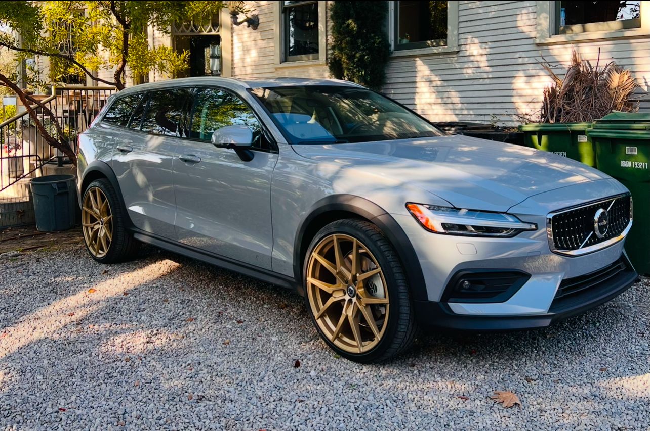 Used 2025 Volvo V60 B5 Cross Country Plus w/ Protection Package Premier AWD/4WD image 1