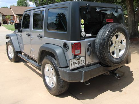Used 2018 Jeep Wrangler Unlimited Sport w/ Connectivity Group AWD/4WD image 15