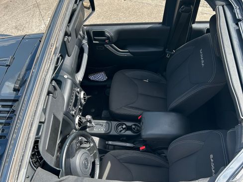 Used 2018 Jeep Wrangler Unlimited Sahara AWD/4WD image 13
