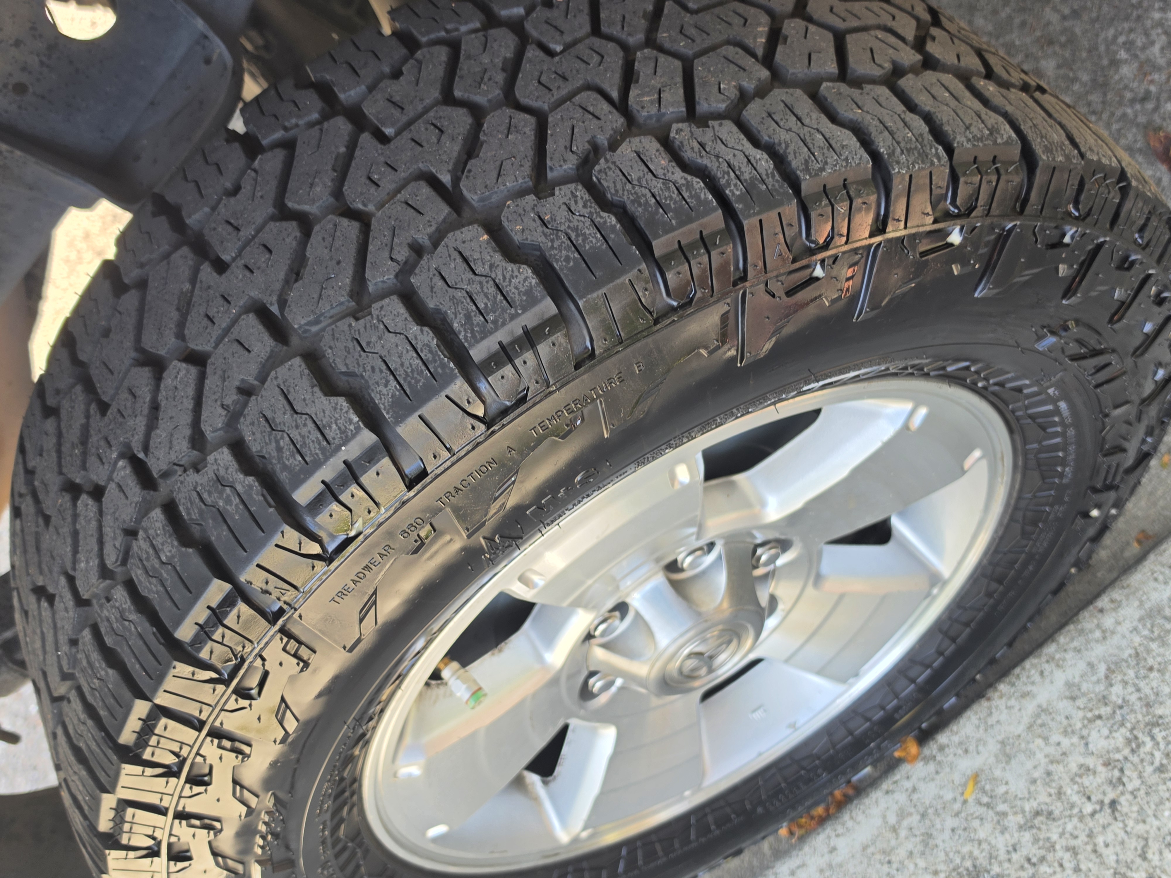 Used 2004 Toyota Tundra Limited w/ Towing Pkg RWD image 9