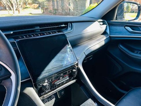 Used 2023 Jeep Grand Cherokee Limited w/ Black Appearance Package image 15