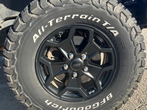 Used 2022 Jeep Gladiator Sport image 11