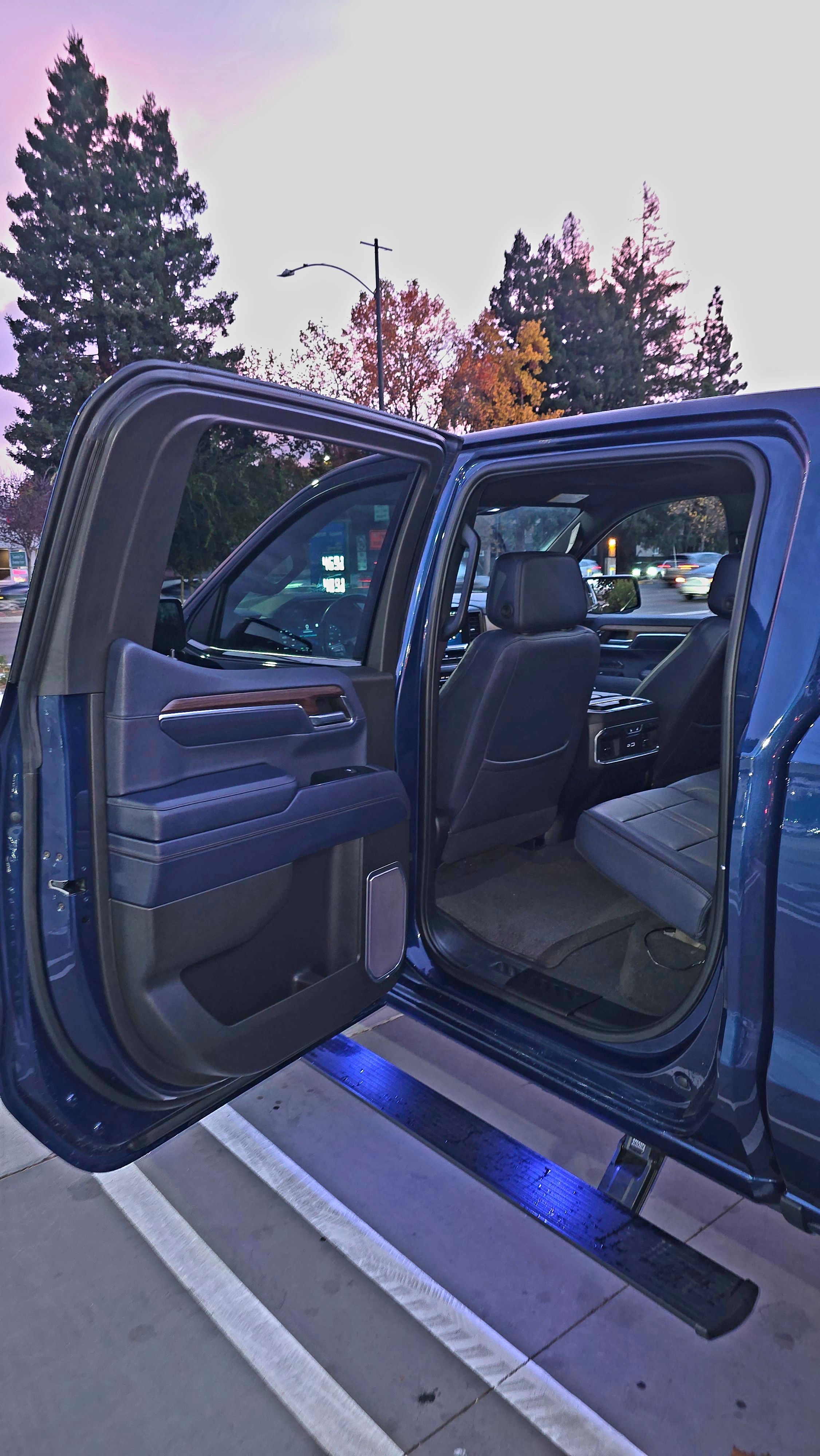 Used 2022 Chevrolet Silverado 1500 High Country w/ Technology Package AWD/4WD image 21