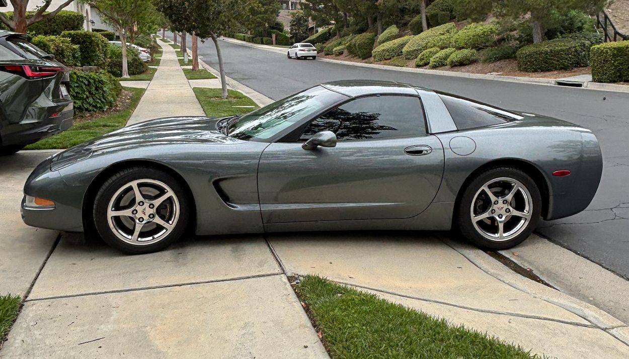 Used 2003 Chevrolet Corvette Coupe w/ Preferred Equipment Group RWD image 2