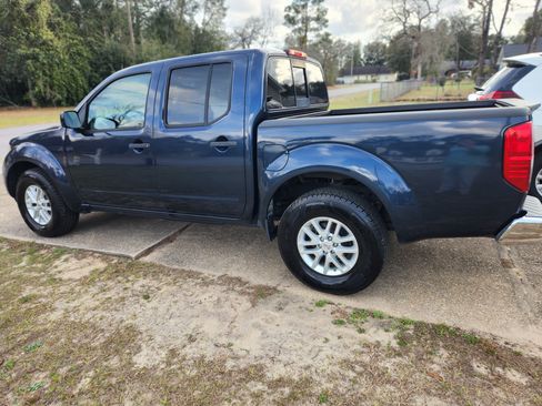 Used 2019 Nissan Frontier SV image 2