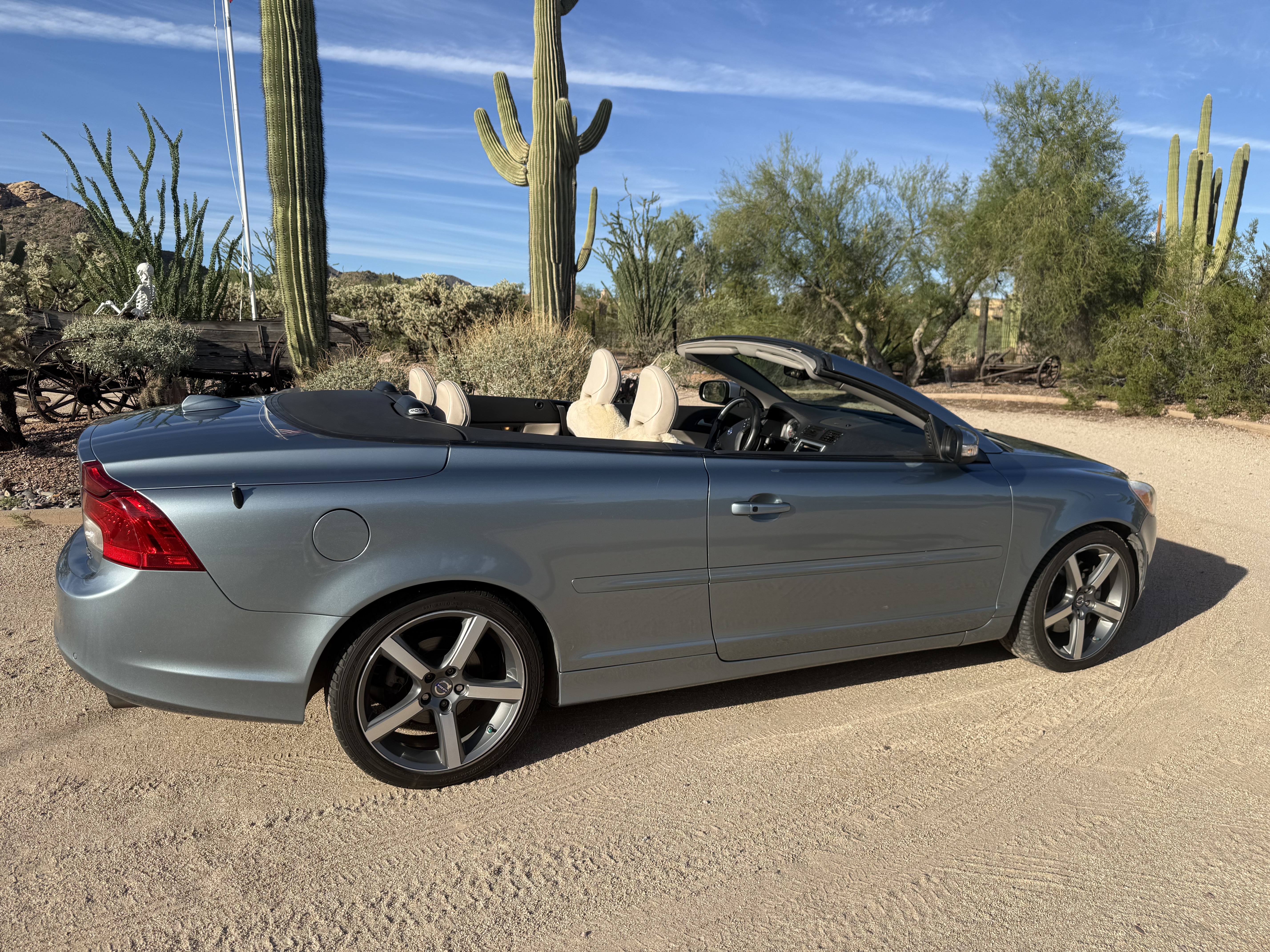Used 2011 Volvo C70 T5 w/ Multimedia Pkg FWD image 2