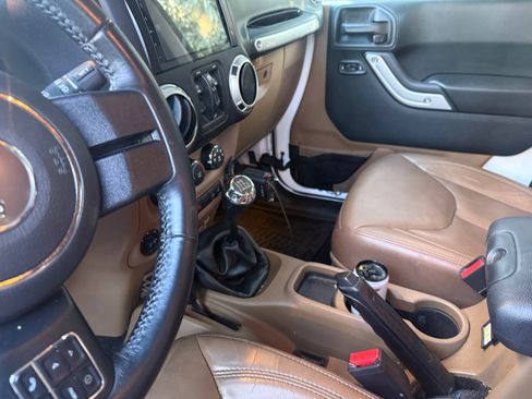 Used 2018 Jeep Wrangler Unlimited Rubicon w/ Connectivity Group image 10