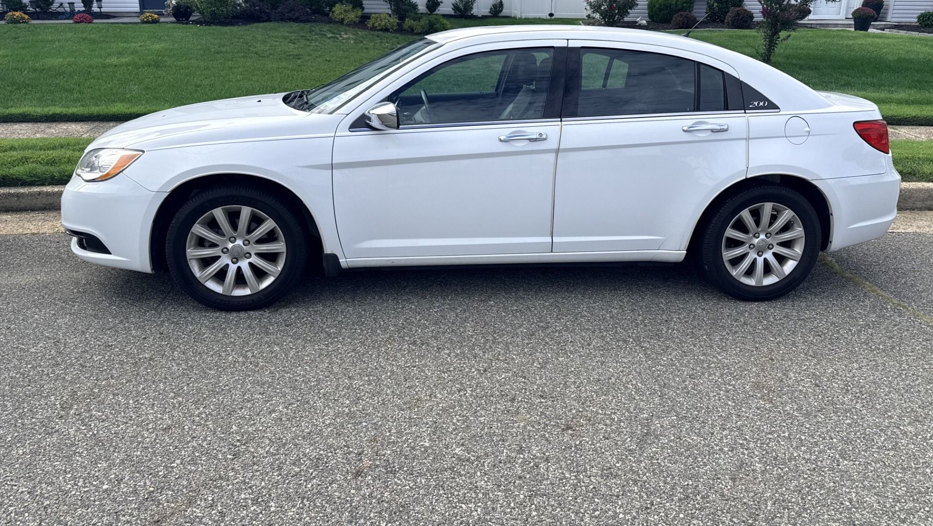 Used 2013 Chrysler 200 Limited FWD image 2