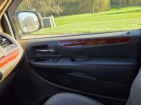 Used 2016 Chrysler Town & Country Touring w/ Driver Convenience Group image 15