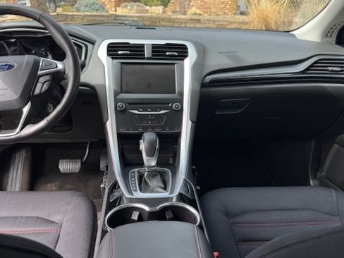 Used 2015 Ford Fusion SE image 9