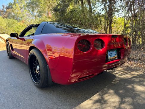 Used 2000 Chevrolet Corvette Coupe w/ Memory Pkg RWD image 32