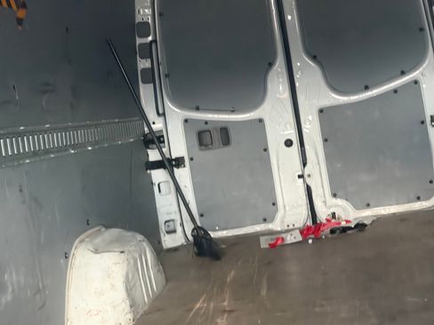 Used 2015 Freightliner Sprinter 2500 RWD image 6
