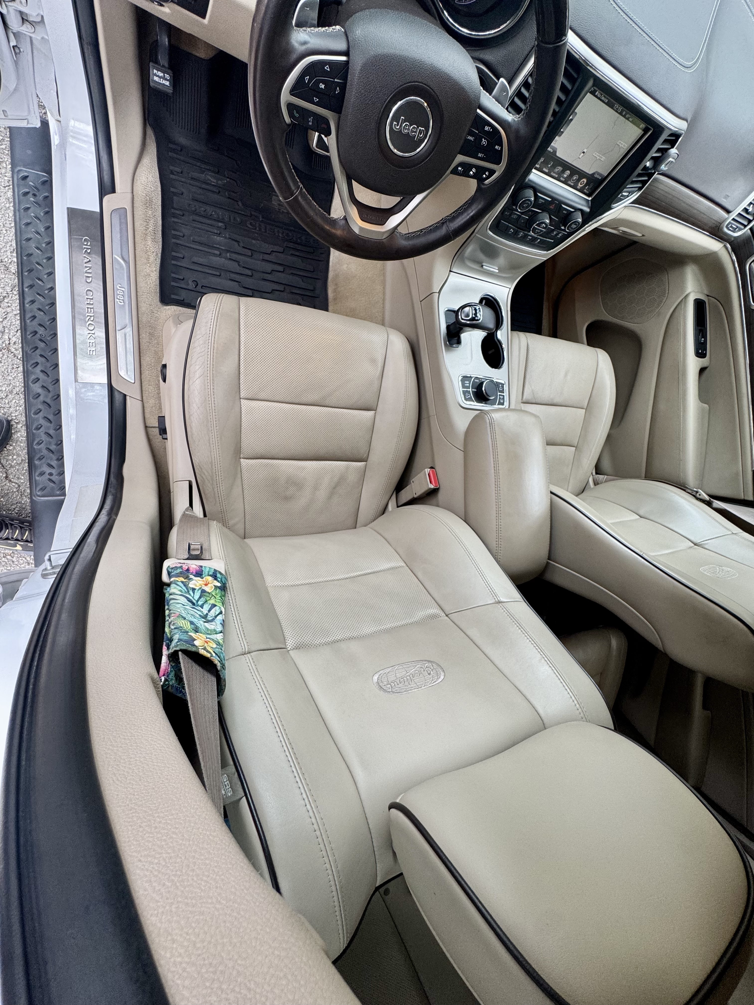 Used 2014 Jeep Grand Cherokee Overland w/ Advanced Technology Group AWD/4WD image 21