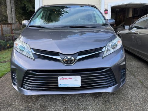 Used 2018 Toyota Sienna LE image 10