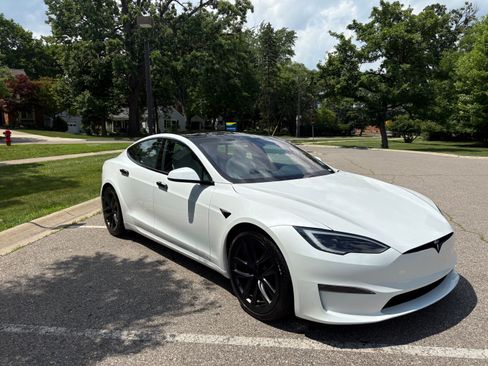 Used 2023 Tesla Model S Standard Range image 1