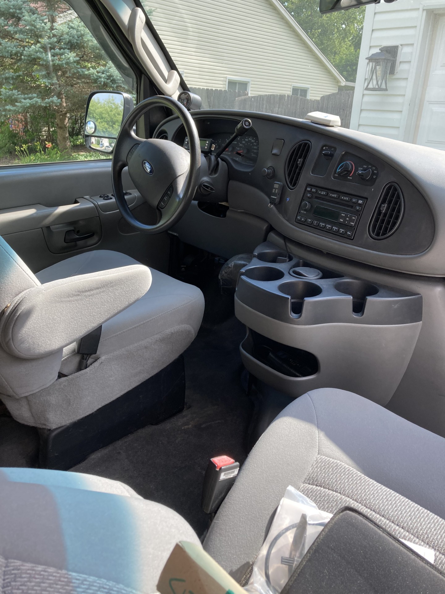 Used 2006 Ford E-350 and Econoline 350 Super Duty RWD image 2