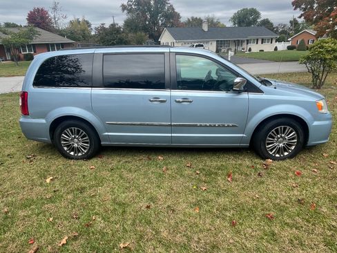 Used 2013 Chrysler Town & Country Touring-L w/ Driver Convenience Group image 6