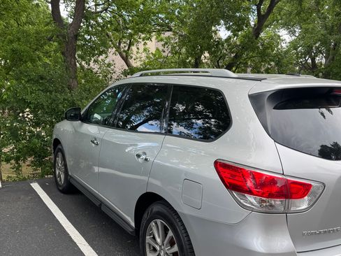 Used 2015 Nissan Pathfinder SV FWD image 1