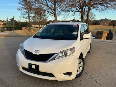 Used 2011 Toyota Sienna LE image 2