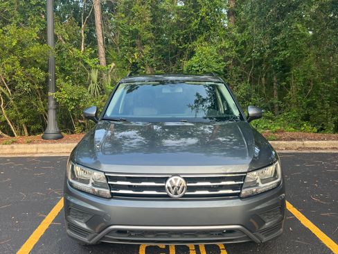 Used 2020 Volkswagen Tiguan SE w/ Panoramic Sunroof Package AWD/4WD image 2