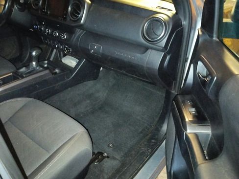 Used 2019 Toyota Tacoma TRD Off-Road w/ Technology Package image 4