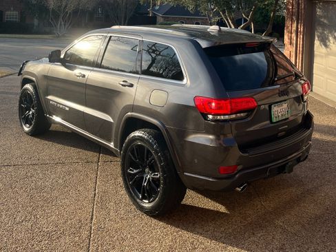 Used 2017 Jeep Grand Cherokee Overland w/ Jeep Active Safety Group image 8