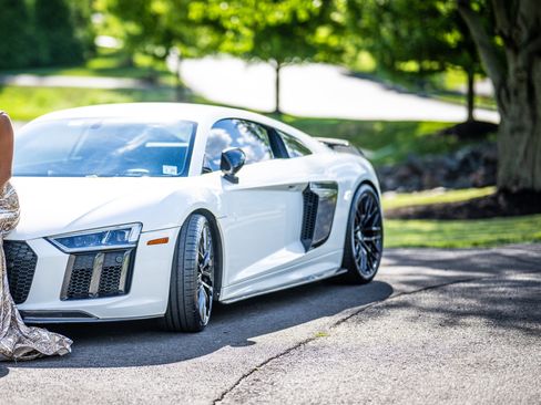 Used 2018 Audi R8 V10 w/ Premium Package RWD image 4