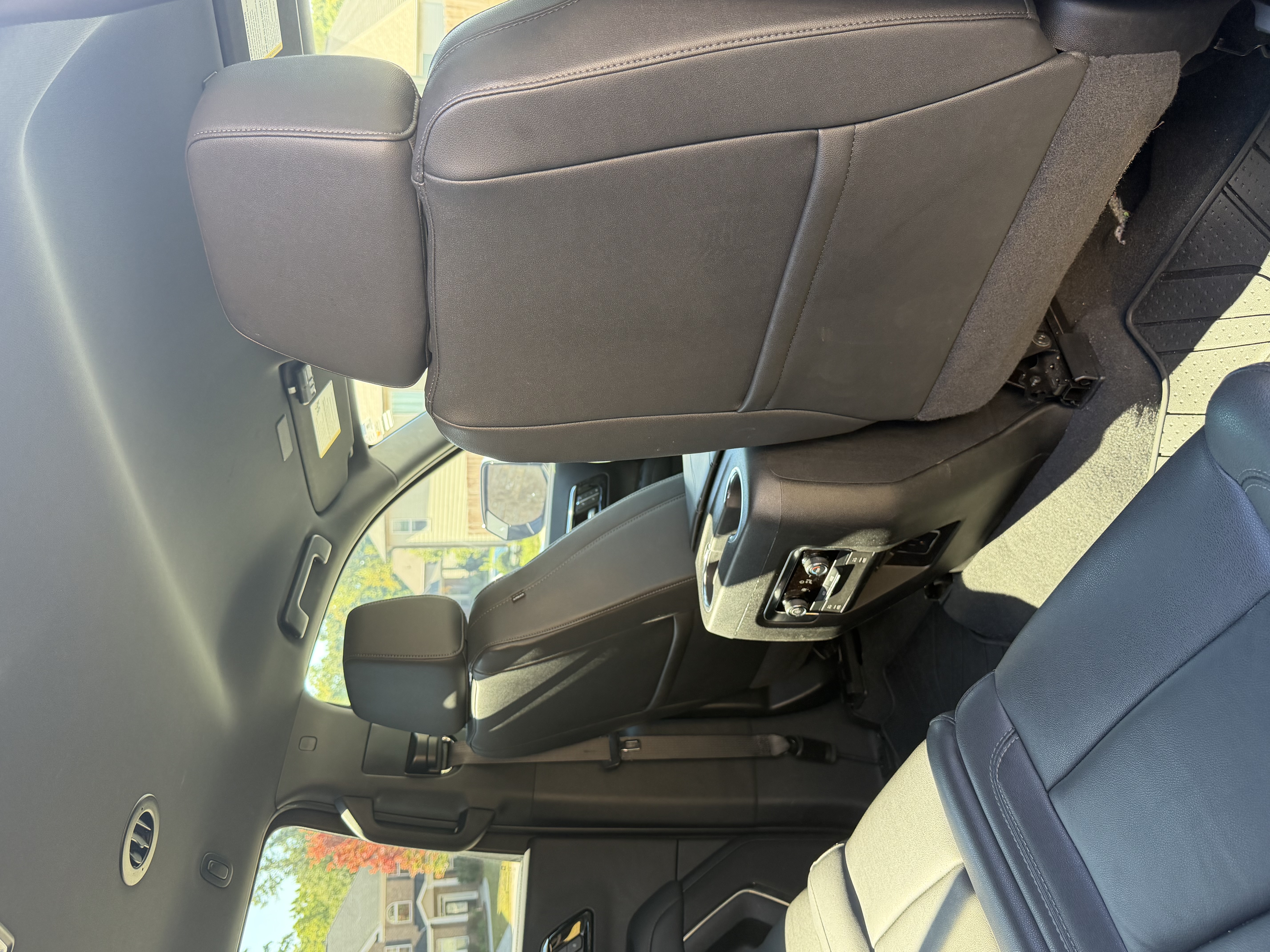 Used 2025 Chevrolet Suburban LT AWD/4WD image 15