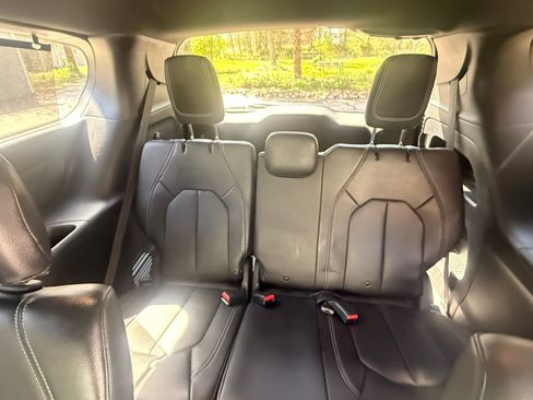 Used 2021 Chrysler Pacifica Touring-L w/ Premium & Safety Sphere Group FWD image 14
