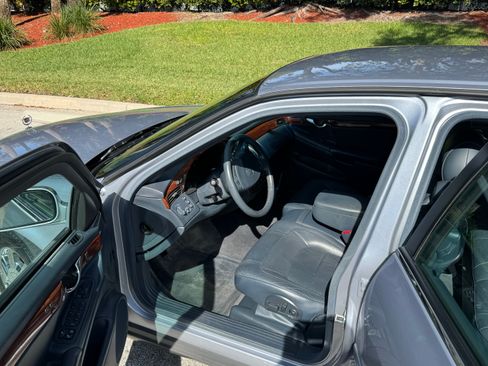 Used 2004 Cadillac De Ville Sedan w/ Equipment Group image 24