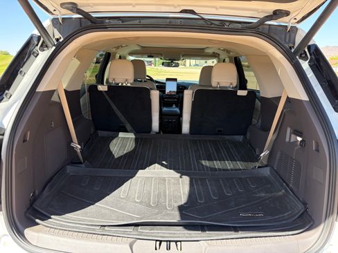 Used 2020 Ford Explorer Platinum w/ Premium Technology Package AWD/4WD image 4