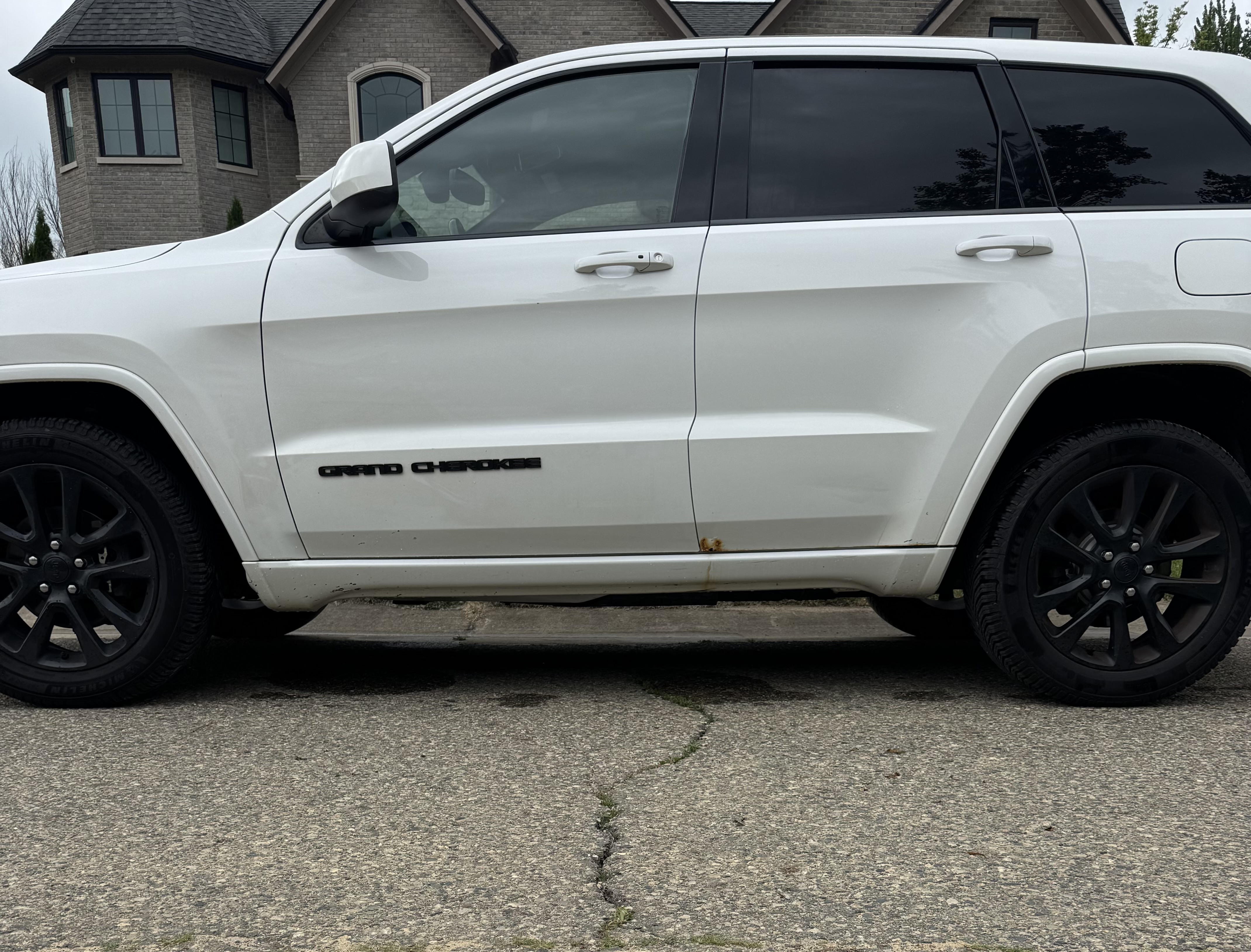 Used 2019 Jeep Grand Cherokee Altitude AWD/4WD image 10
