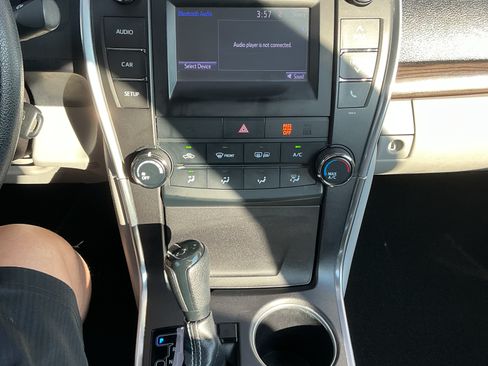 Used 2016 Toyota Camry LE image 9