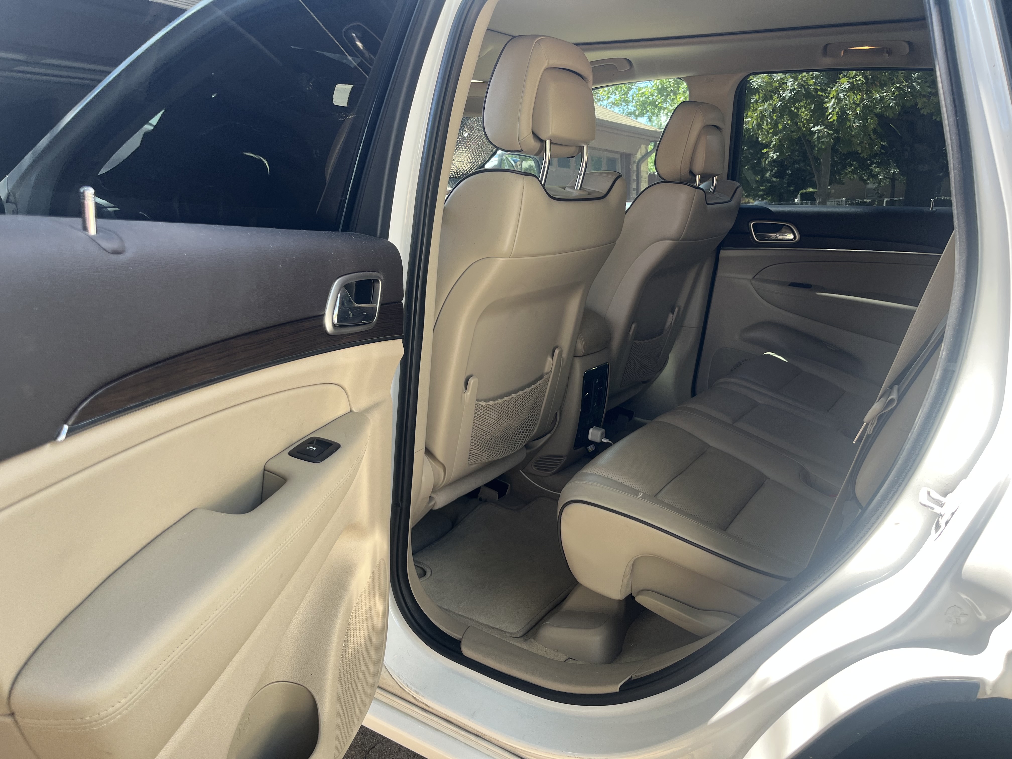 Used 2014 Jeep Grand Cherokee Overland w/ Advanced Technology Group AWD/4WD image 5