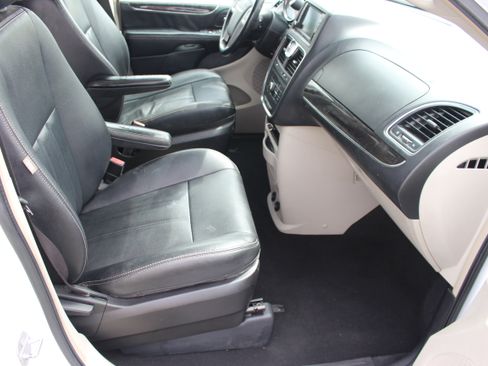 Used 2016 Chrysler Town & Country Touring FWD image 9