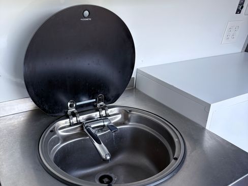 Used 2018 Mercedes-Benz Sprinter 2500 image 15