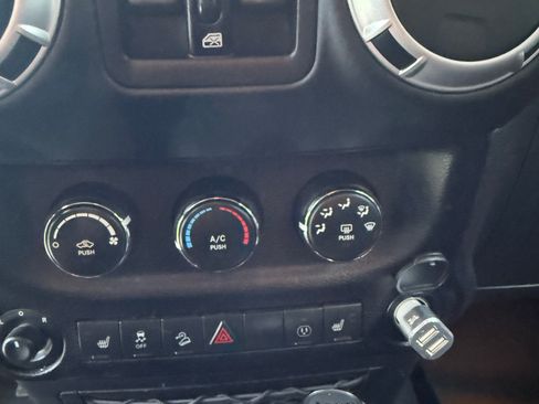Used 2016 Jeep Wrangler Unlimited Rubicon w/ Connectivity Group AWD/4WD image 16