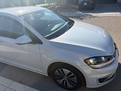 Used 2017 Volkswagen e-Golf SE FWD image 4