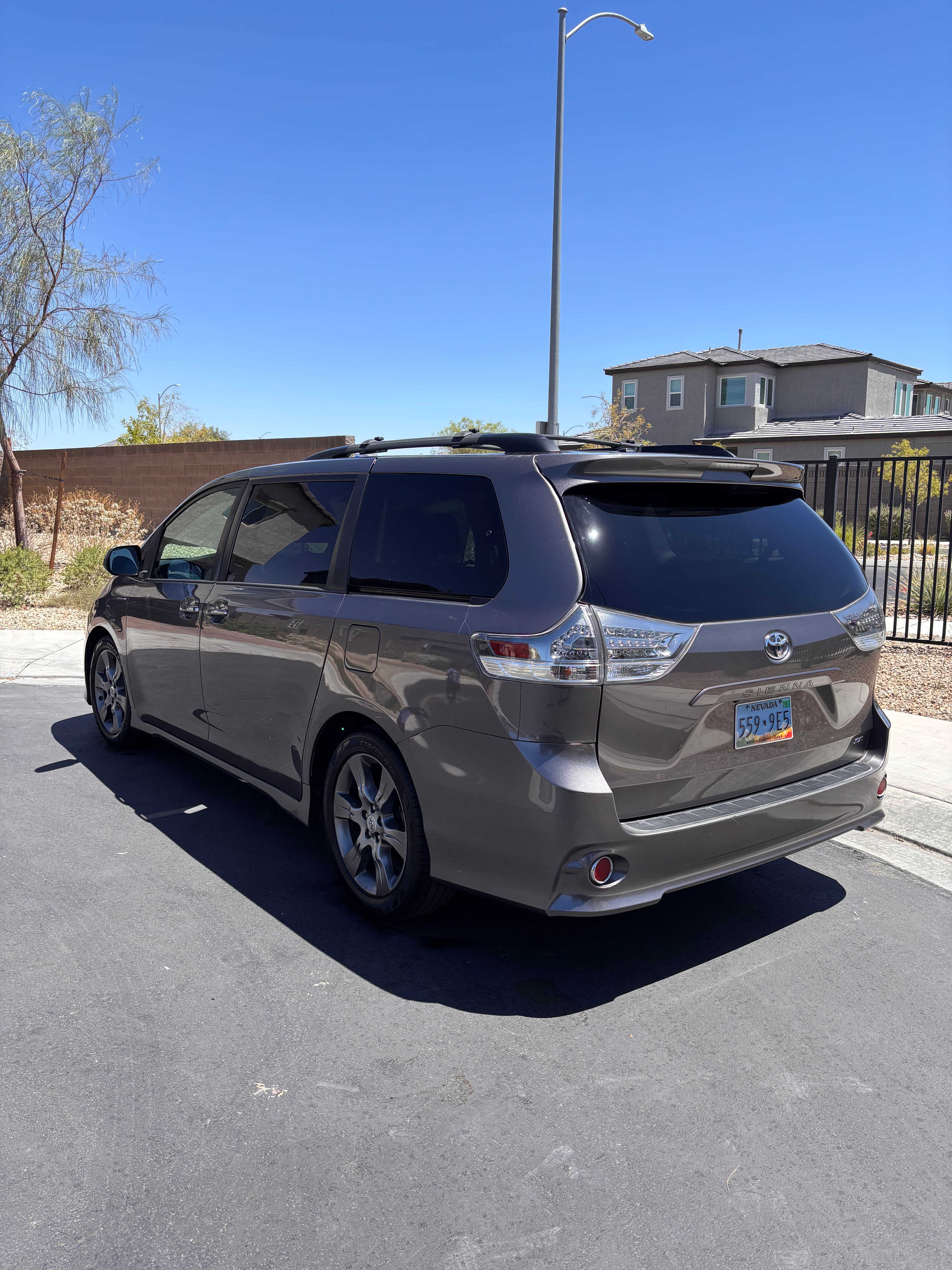 Used 2015 Toyota Sienna SE w/ SE Preferred Package FWD image 4